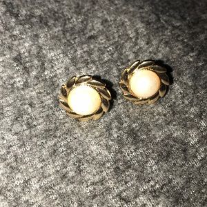 Pearl earrings w/ gold accent